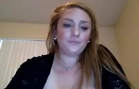 Large milf playing fat pussy on cam